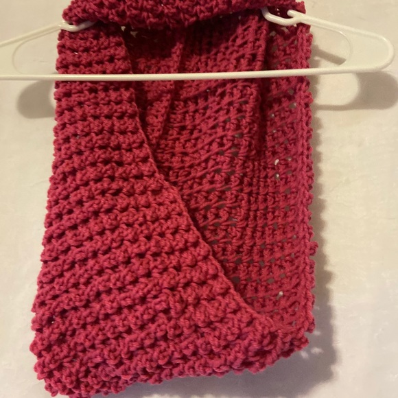 Handmade Chunky Knit Berry Infinity Scarf
New - Picture 8 of 16